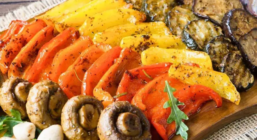 Bunte Paprika, Auberginenscheiben und Champignons, perfekt zum Antipasti selber machen.
