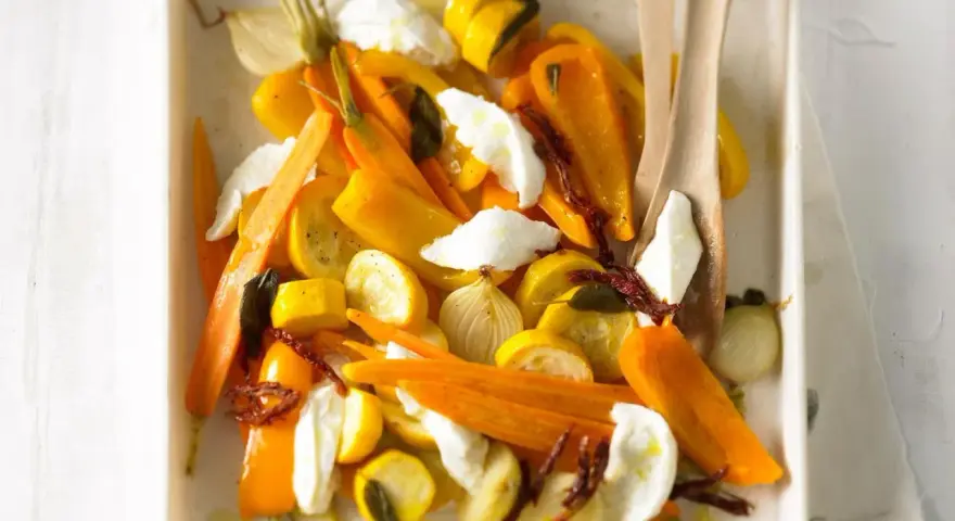 Bunte Gemüsesorten mit Mozzarella, perfekt für leichte mozzarella rezepte kalt.