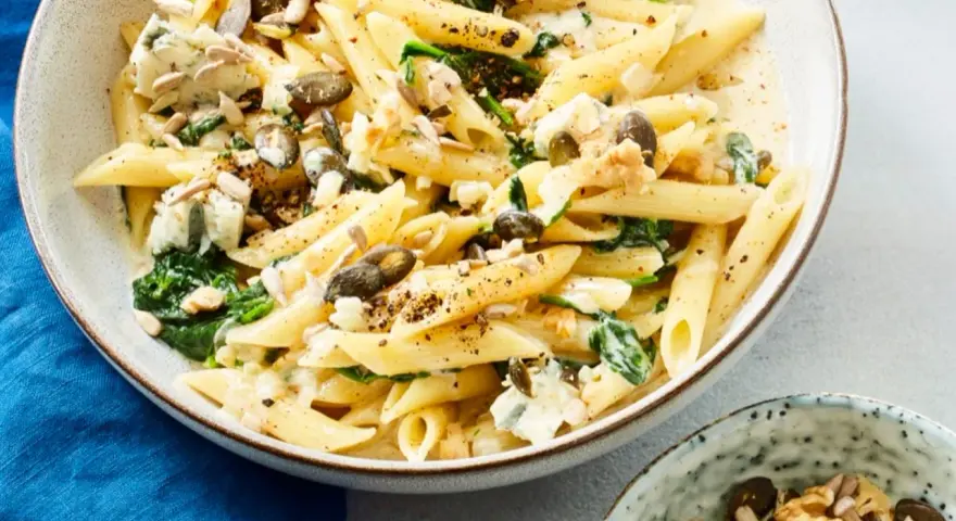Bandnudeln italienisch mit Spinat, Gorgonzola und Kernen in cremiger Sauce. Ein Genuss für Feinschmecker.
