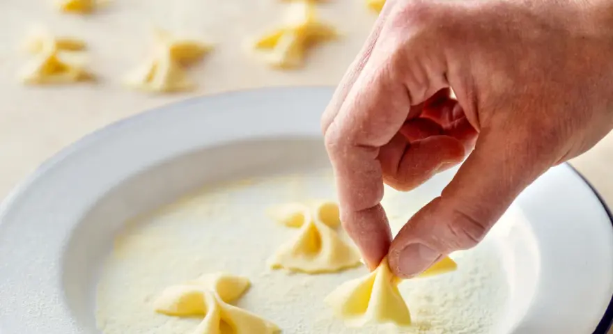 Hand formt frische Farfalle. So einfach ist es, Farfalle selber machen!