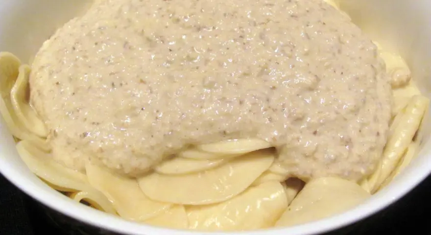 Eine Schüssel mit Pasta, bedeckt mit einer cremigen, italienischen Walnuss-Sauce.