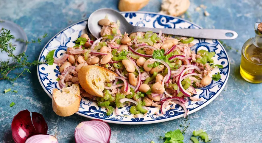 Ein köstlicher Thunfisch Bohnen Salat Italienisch mit roten Zwiebeln, Sellerie und Brot.
