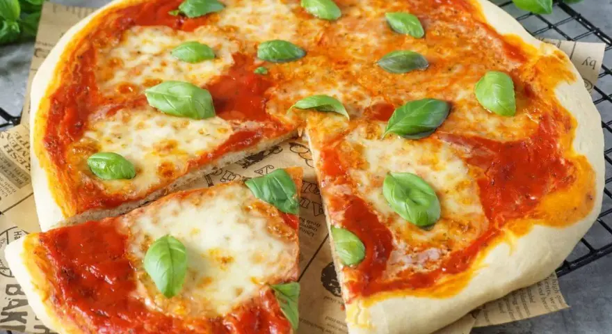 Pizza Margherita: ein klassisches Rezept mit Tomatensauce, Mozzarella und frischem Basilikum.