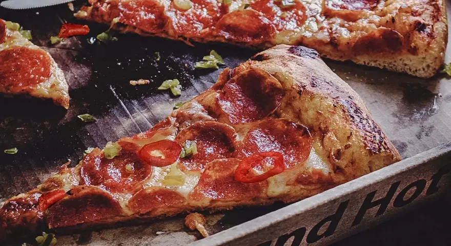 Saftige Peperoni-Pizza mit scharfen Chilis und grünen Paprikastückchen. Was ist Peperoni? Das sind die roten Scheiben auf der Pizza!