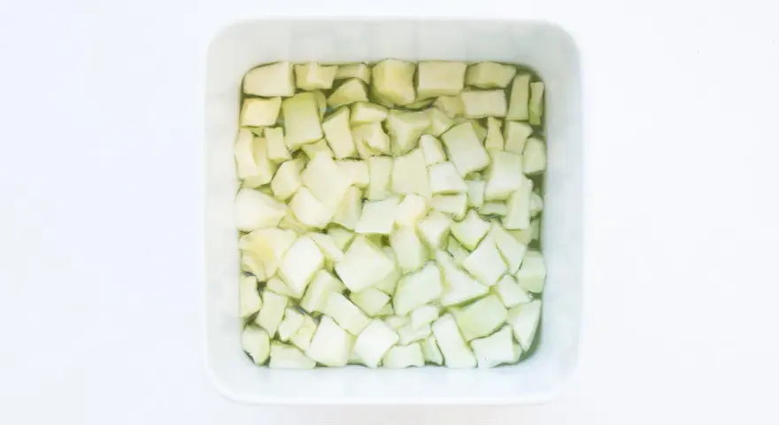 Würfel von Obst in einer Schüssel, bereit für ein Mostarda Rezept.