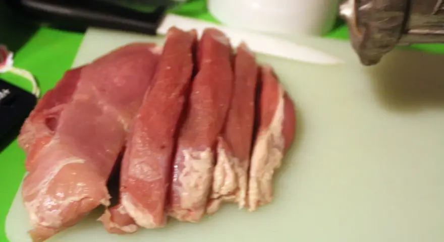 Frisches Fleisch, in Streifen geschnitten, bereit für die Bolognese. Welches Fleisch eignet sich am besten?
