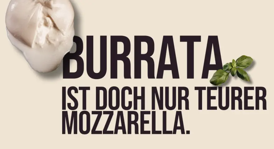 Burrata mit cremigem, weichem Kern, daneben die Aufschrift "BURRATA IST DOCH NUR TEURER MOZZARELLA." mit Basilikum.
