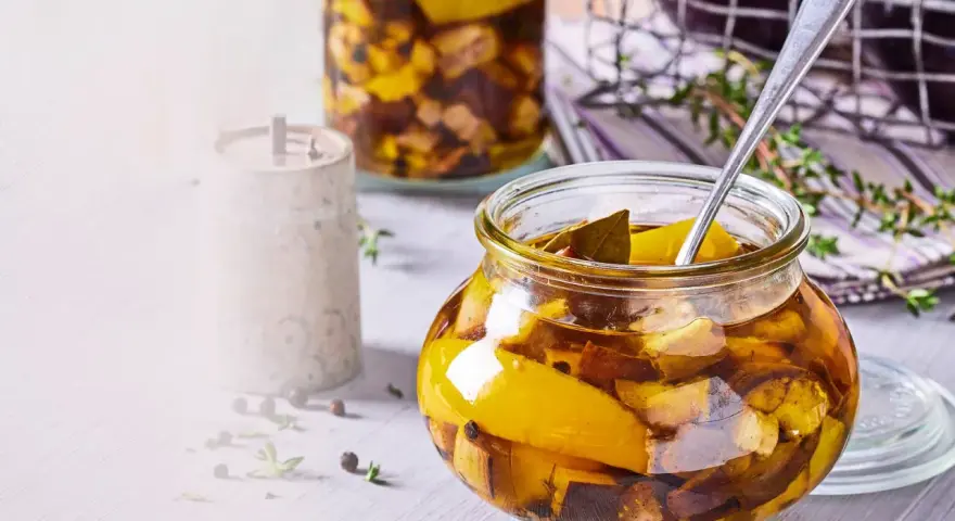 Eingemachte Auberginen in einem Glas, bereit zum Einkochen. Mit Kräutern und Gewürzen verfeinert.