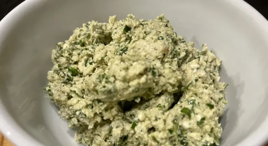 Frisch zubereiteter Moretum, ein würziger Käseaufstrich mit Kräutern, perfekt für ein einfaches Moretum Rezept.