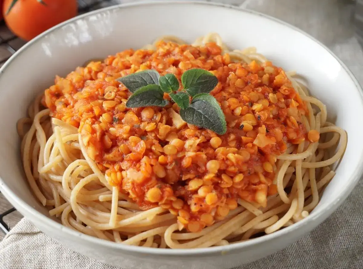 Herzhafte Linsen Bolognese auf Spaghetti, garniert mit frischen Kr&auml;utern. Ein k&ouml;stliches vegetarisches Gericht.