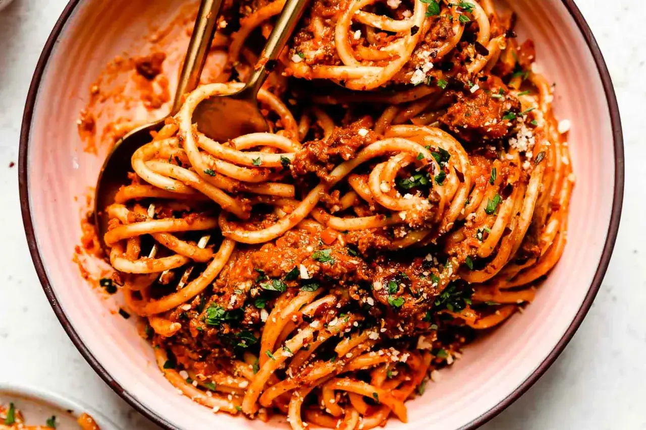Herzhafte Spaghetti Bolognese mit Speck, garniert mit Petersilie und Parmesan. Ein Klassiker, der immer schmeckt.