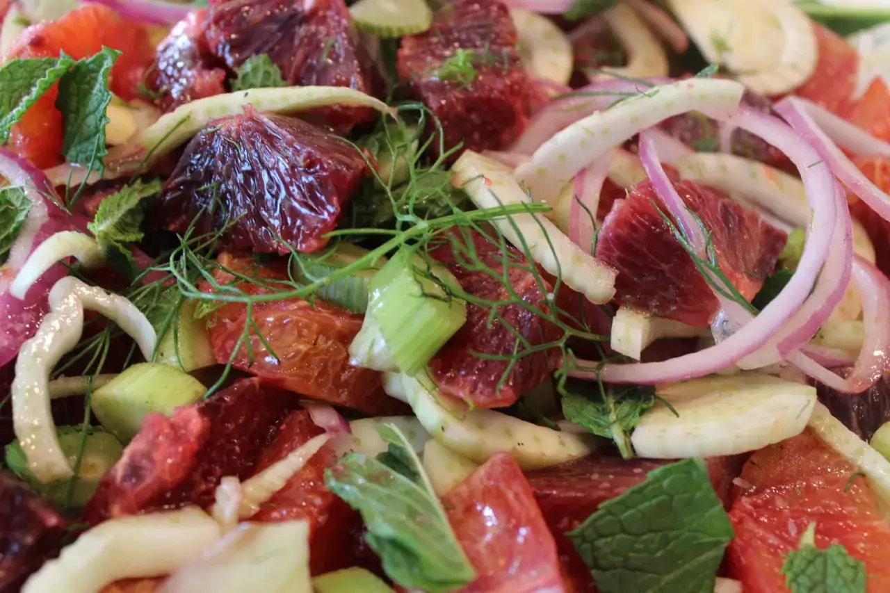 Ein erfrischender orangensalat sizilianisch mit Blutorangen, Fenchel, roten Zwiebeln und Minze.