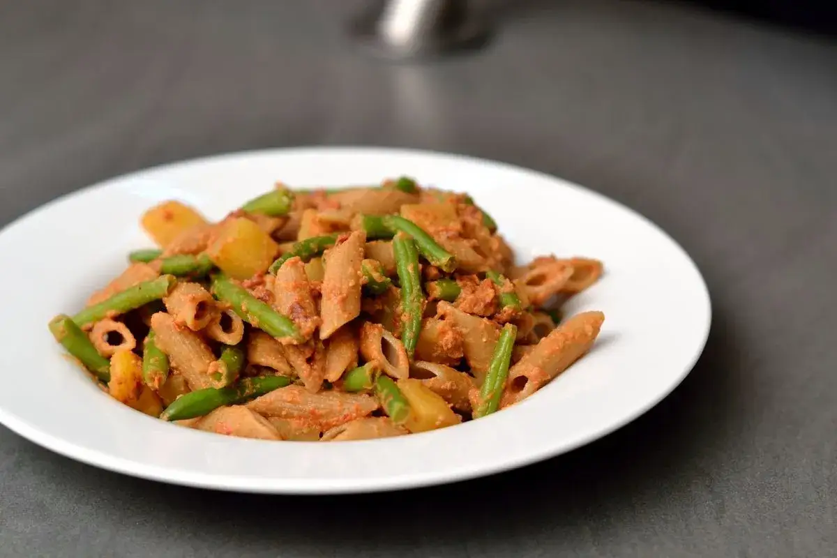 Eine Portion ligurische Pasta mit grünen Bohnen und Kartoffeln in einer cremigen Tomatensauce.