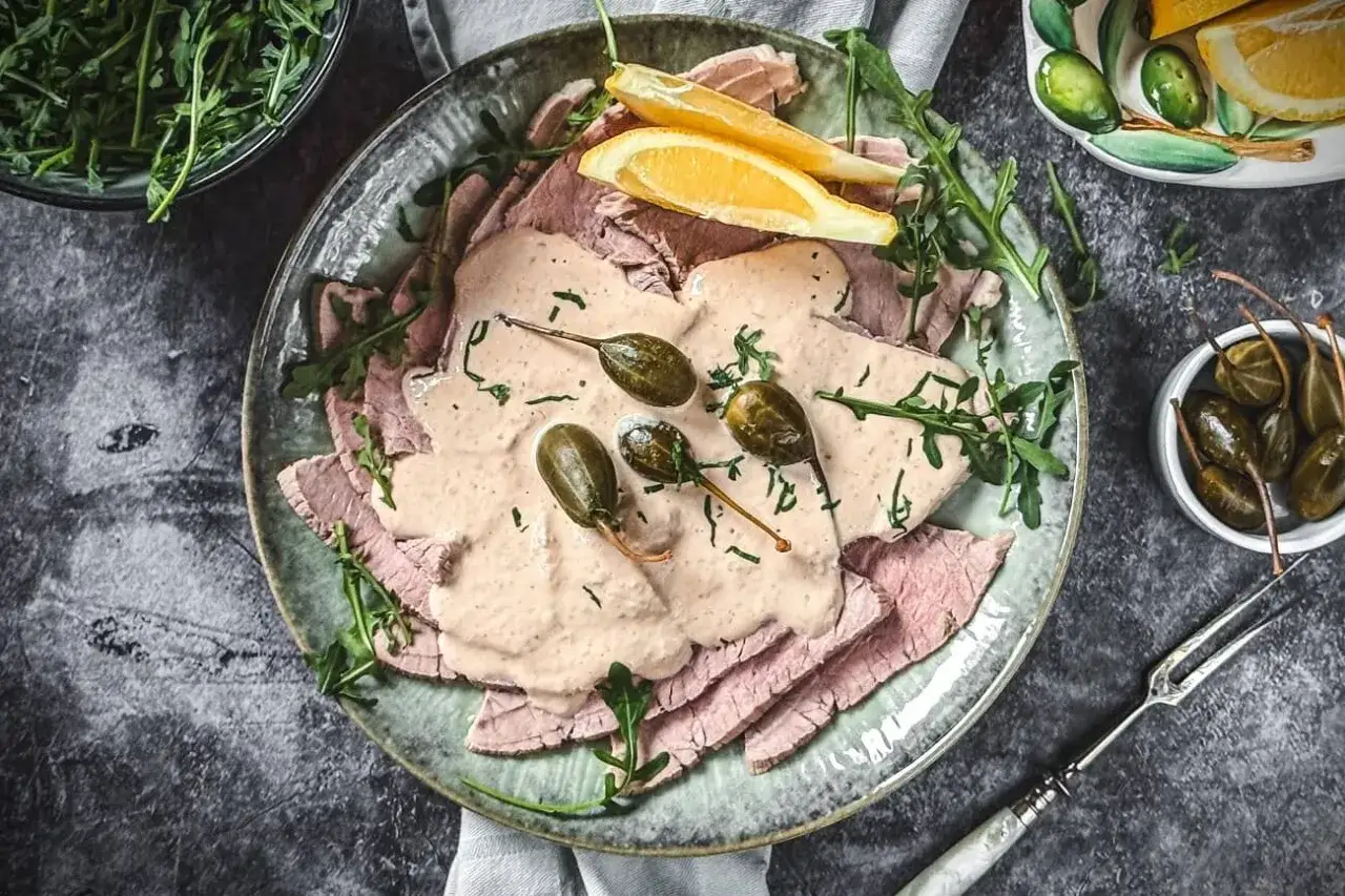 Vitello Tonnato: das original italienische Rezept mit zarter Kalbfleischscheiben, cremiger Thunfischsauce, Kapern und Rucola.