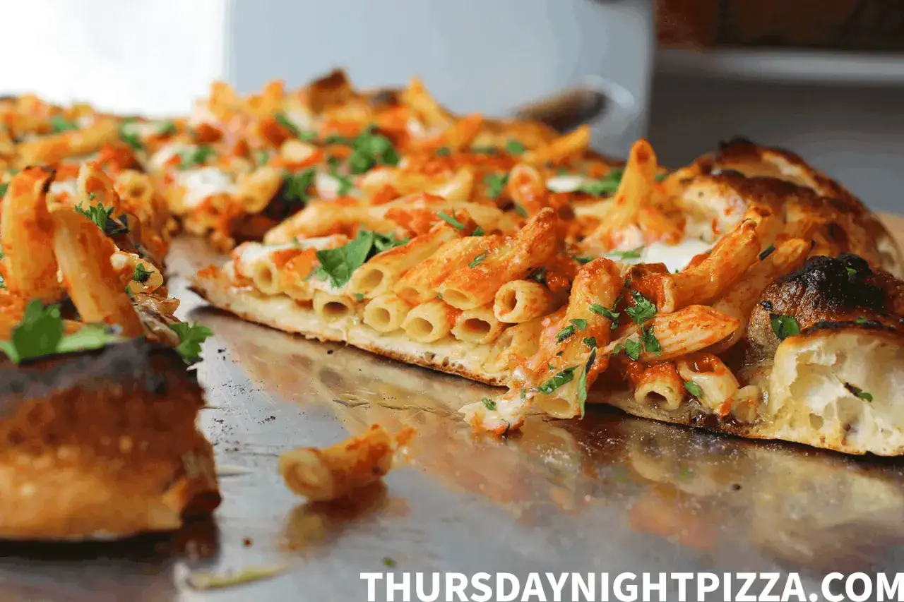 Pizza mit Penne-Nudeln und Tomatensoße, die Lust macht, semola selber machen.