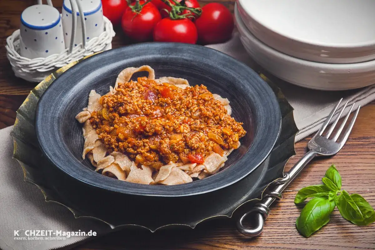 Herzhaftes Pappardelle-Rezept mit Bolognese-Sauce, garniert mit frischem Basilikum. Ein Genuss f&uuml;r jeden Tag!