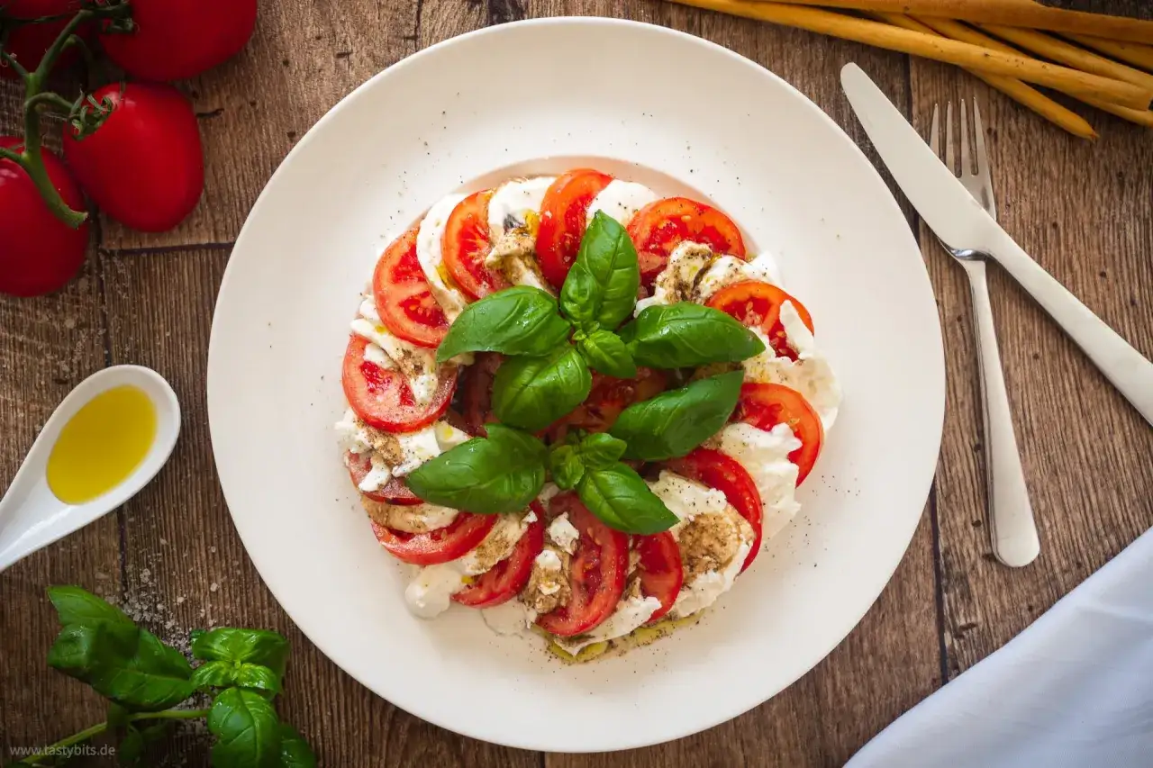 Ein klassischer Tomaten Mozzarella Salat, original italienisch, mit frischem Basilikum und Oliven&ouml;l.