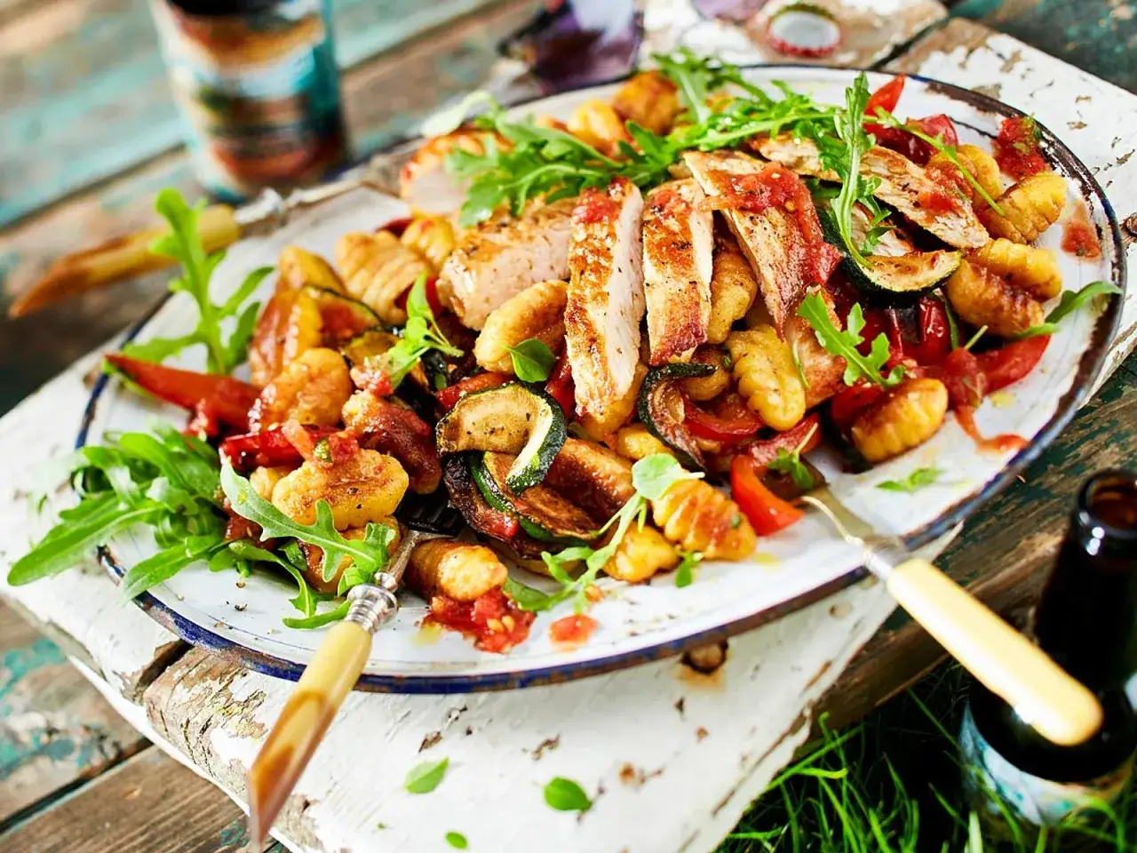 Gnocchi Salat mit gegrilltem Hähnchen, Zucchini, Paprika und Rucola. Ein herzhaftes Gericht, das Lust auf mehr macht.