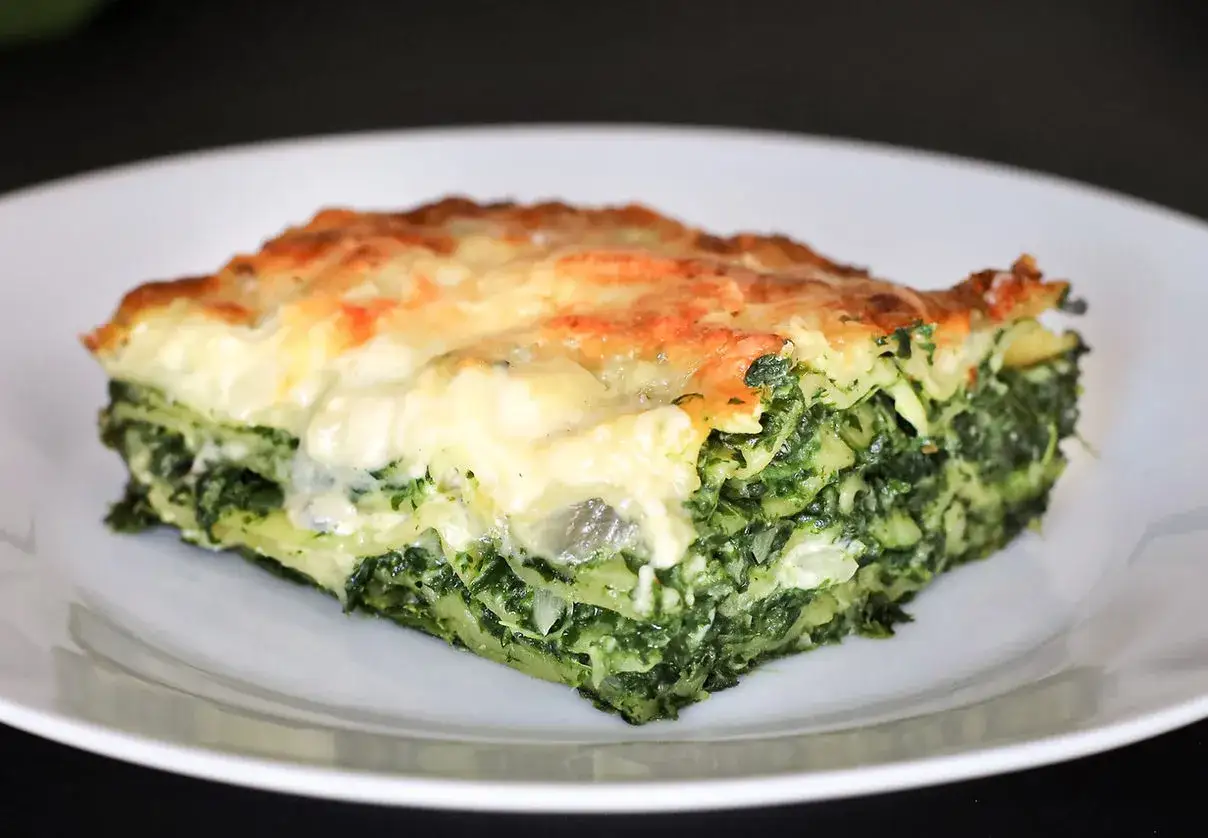 Gorgonzola Lasagne mit Spinat und cremiger K&auml;sesauce, goldbraun &uuml;berbacken.