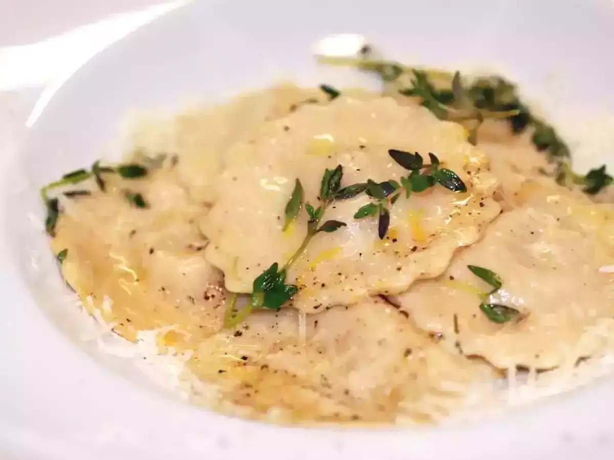 Hausgemachte Ravioli, liebevoll von Hand geformt – so gelingt ravioli selber machen ohne maschine. Mit frischen Kräutern und Parmesan garniert.