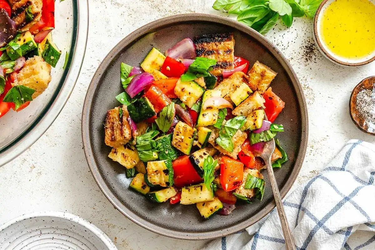 Gegrillter Gemüsesalat mit Brot und frischem Basilikum. Perfekt für leichte Basilikum Rezepte.