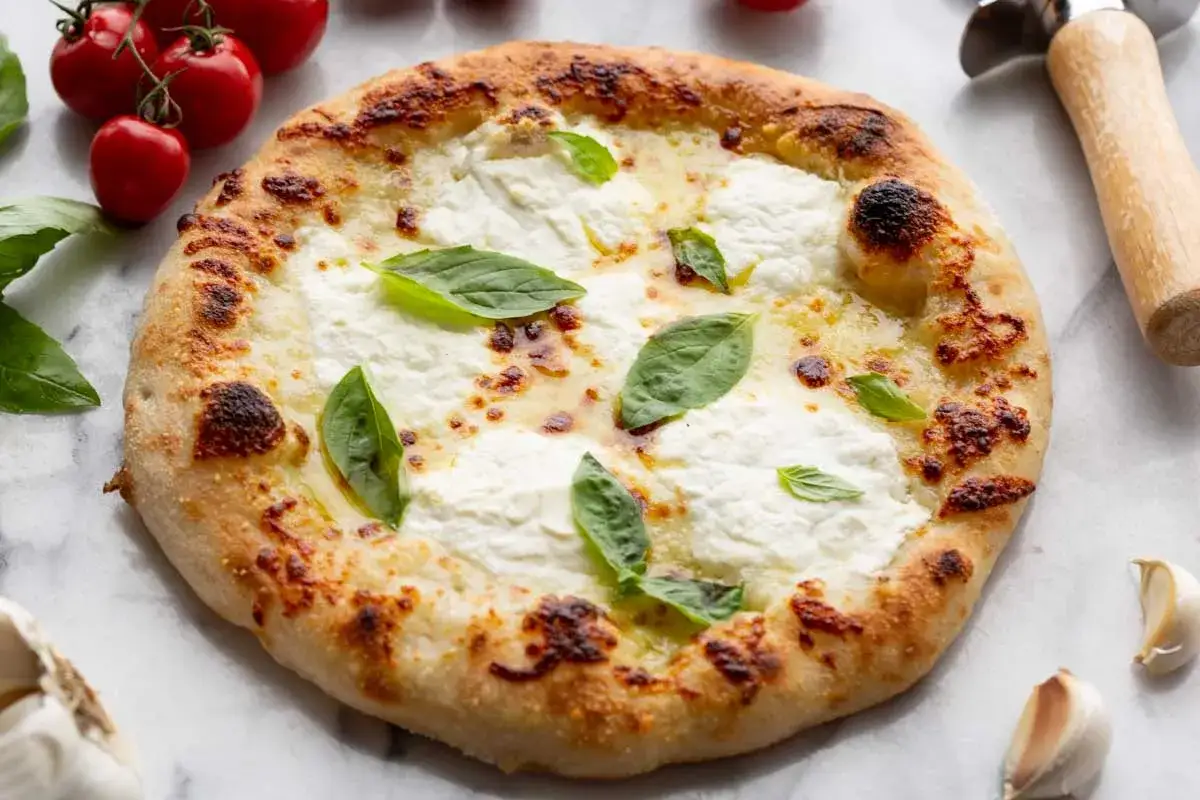 Eine k&ouml;stliche Pizza Bianca mit cremigem K&auml;se und frischem Basilikum. Perfekt f&uuml;r ein einfaches Pizza Bianca Rezept.