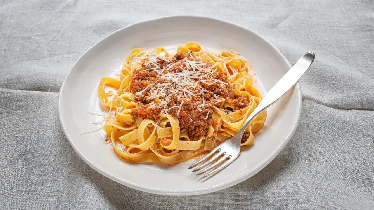 Fettuccine mit herzhafter Bolognese-Sauce und Parmesan. Ein klassisches bolognese rezept, das zum Genießen einlädt.
