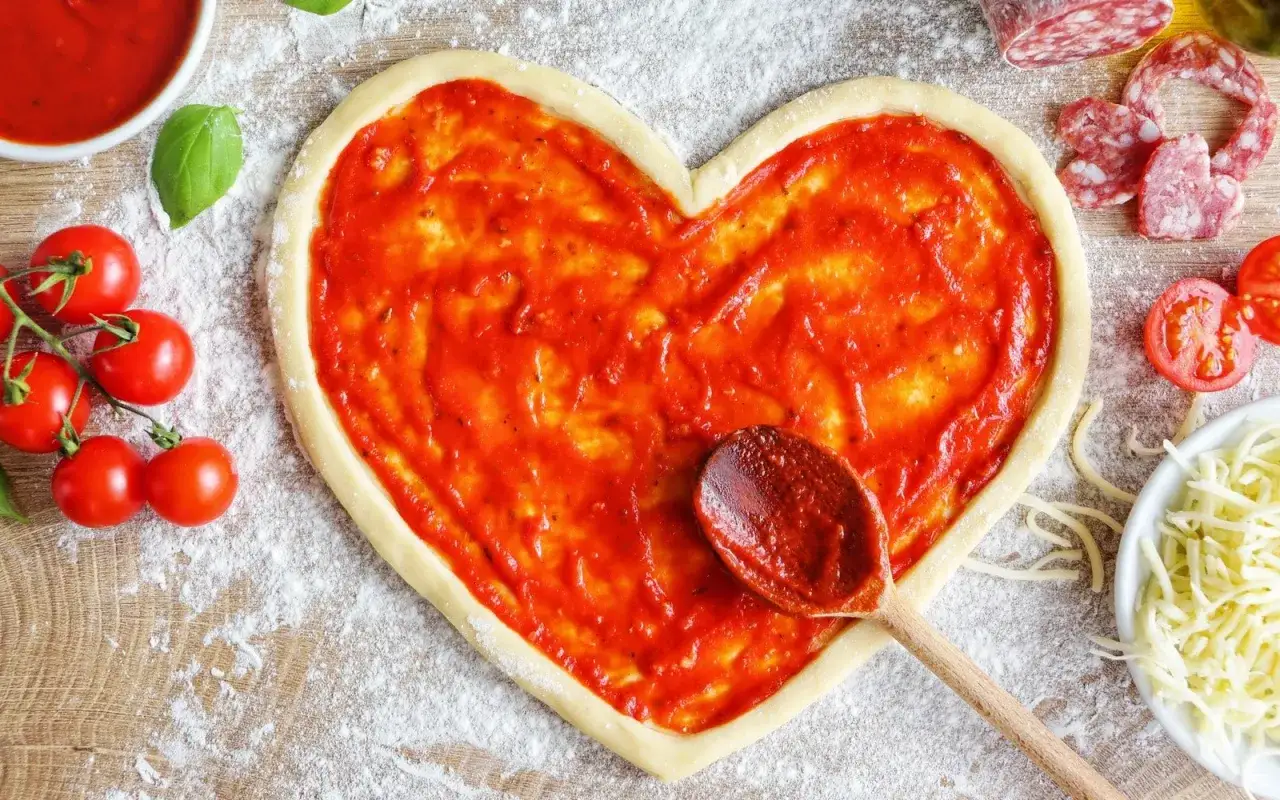 Herzf&ouml;rmiger Pizzateig mit bester Tomatensauce, frischen Tomaten und Basilikum.