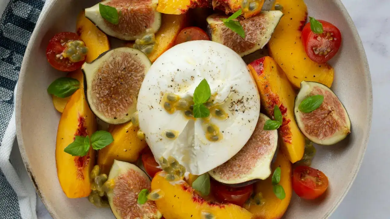 Burrata mit Pfirsich, Feigen, Tomaten und Passionsfrucht. Ein Gericht, das Lust macht, burrata selber machen.
