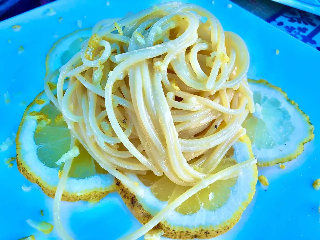 Spaghetti mit einer cremigen Sauce, die Zitrone und Sahne mischen, garniert mit Zitronenscheiben.