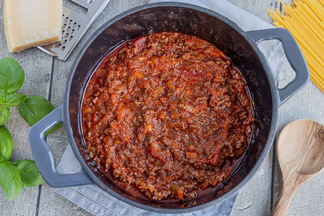 Herzhafte Bolognese mit Rinderhackfleisch, Tomaten und Kräutern. Perfekt für Pasta!
