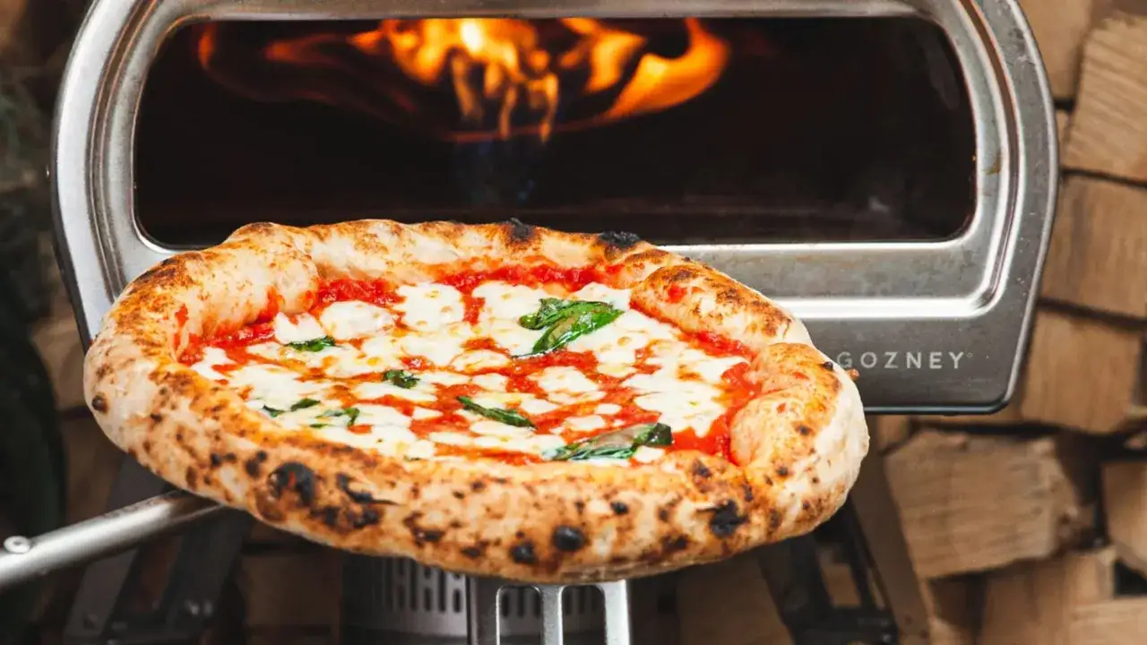 Frisch gebackene Pizza Margherita, perfekt gegart im Gozney Ofen. So wird eine Biga zu einer köstlichen Pizza!