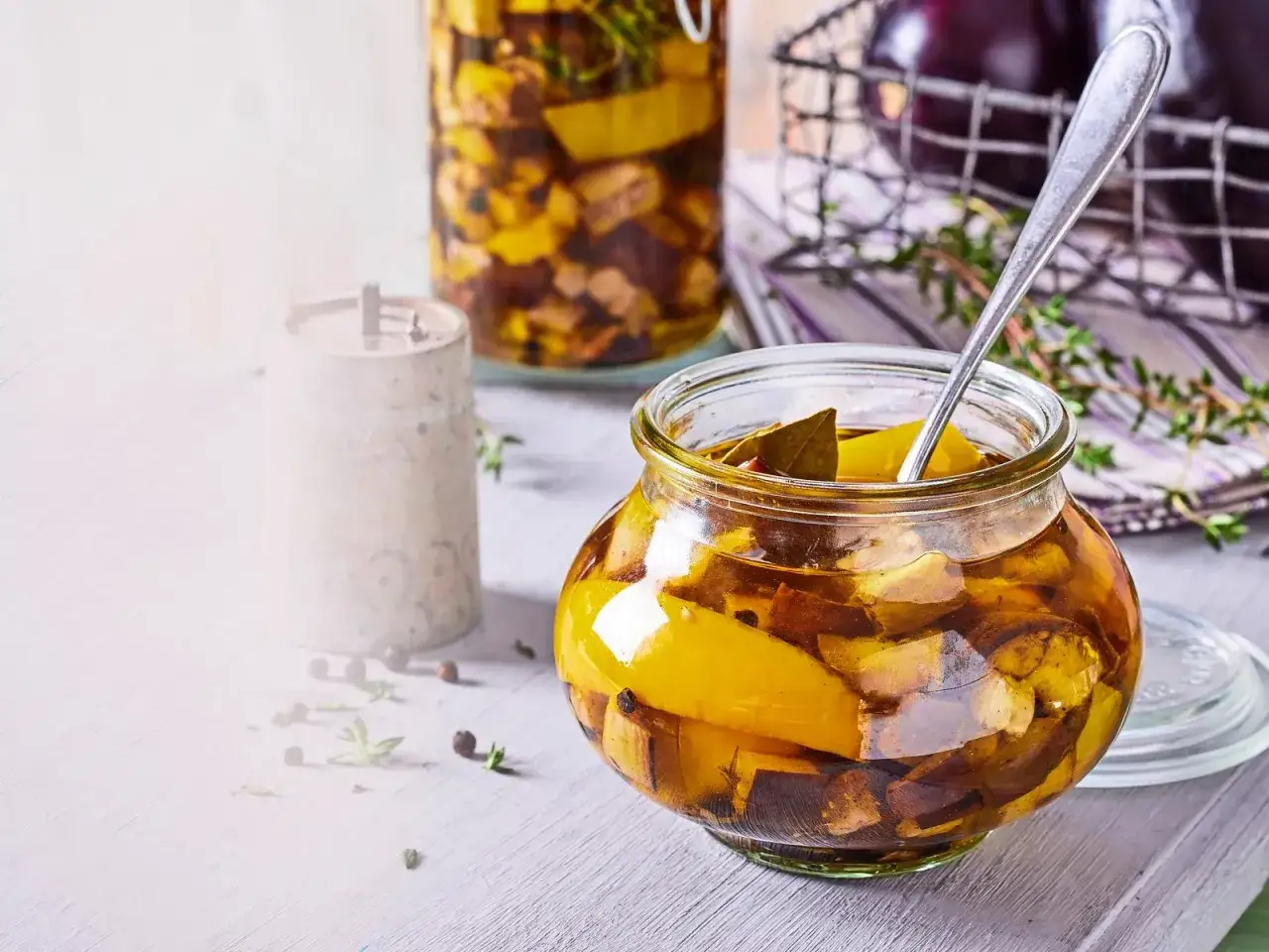 Eingemachte Auberginen in einem Glas, bereit zum Einkochen. Mit Kräutern und Gewürzen verfeinert.