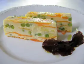 Zwei Scheiben Gemüseterrine mit Erbsen und Karotten, eine köstliche Vorspeise. Perfekt für Terrinen Rezepte.