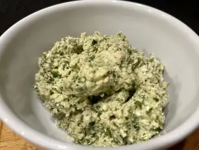 Frisch zubereiteter Moretum, ein würziger Käseaufstrich mit Kräutern, perfekt für ein einfaches Moretum Rezept.