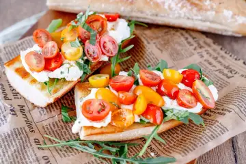 Burrata-Bruschetta mit bunten Tomaten und Rucola – ein einfaches Rezept für den Sommer.
