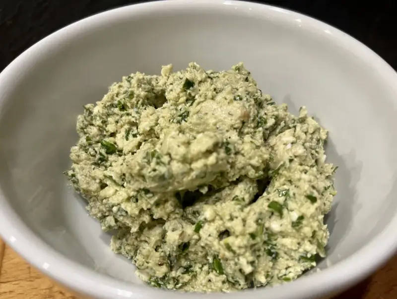Frisch zubereiteter Moretum, ein würziger Käseaufstrich mit Kräutern, perfekt für ein einfaches Moretum Rezept.